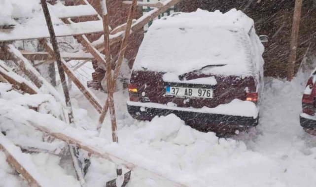 Çatısı kara dayanamayan garaj, araçların üzerine çöktü