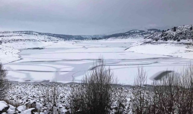 Çavdarhisar'daki göletin yüzeyi buz tuttu