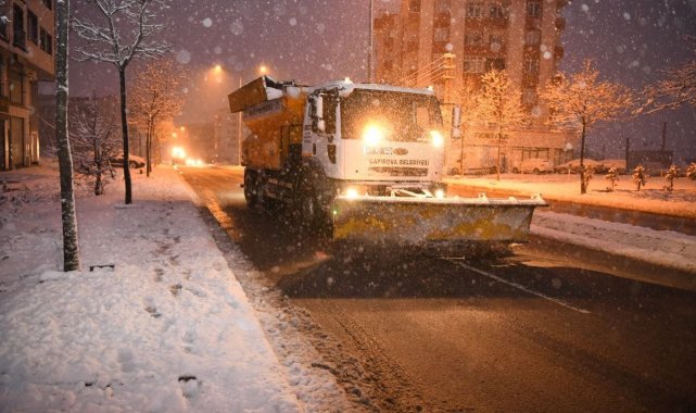 Çayırova'da karla mücadele sürüyor