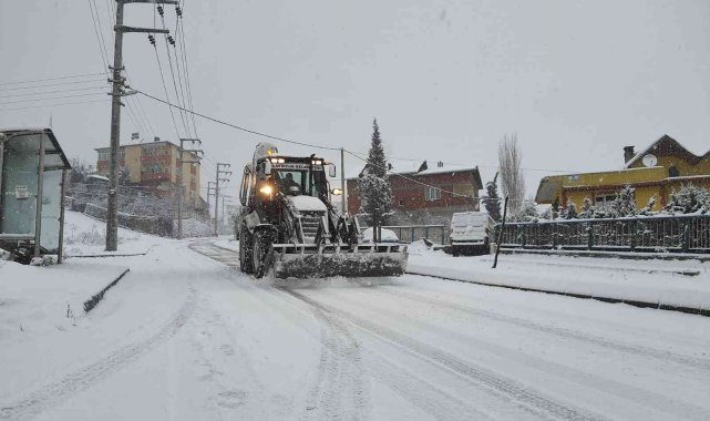 Çayırova'da karla mücadele sürüyor
