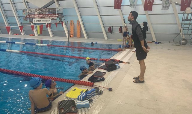 Çayırova'da yüzme eğitimi veriliyor