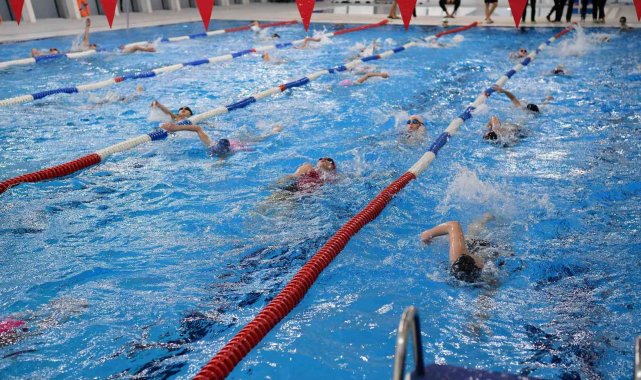 Çayırova'da yüzme şenliği