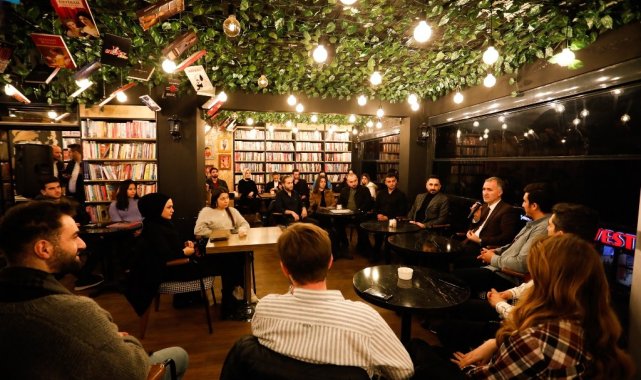 Çaylar Alper başkandan, sohbet gençlerden