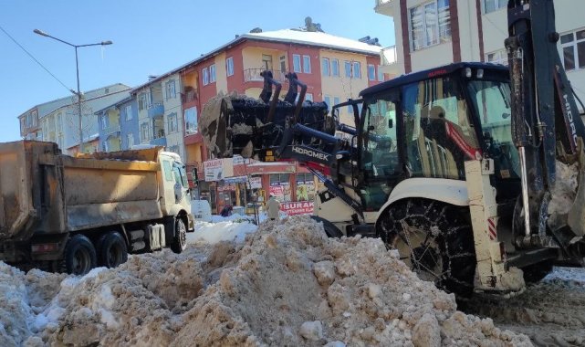 Çekerek'te karlar baraja taşınıyor