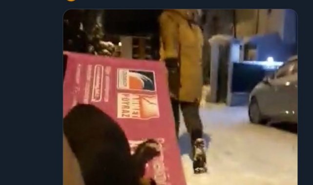 Çekmeköy Belediyesi'nin pankartıyla kayarak karın keyfini çıkardılar