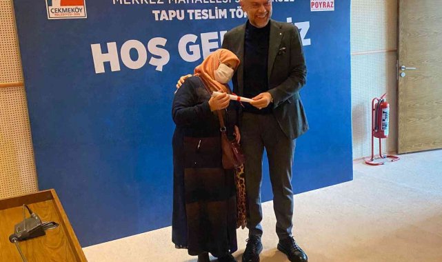 Çekmeköy'de 'Tapu Teslim Töreni'nde 35 aile tapularını Başkan Poyraz'ın elinden aldı