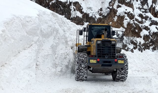 Çelikhan-Aksu köy yoluna çığ düştü