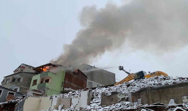 Çengelköy'de kentsel dönüşüm alanında yangın