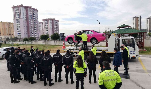 Çevik kuvvet polislerine simülasyon aracında trafik eğitimi