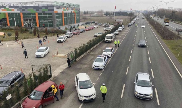 Çevre yolunda velilerin tehlikeli parkı