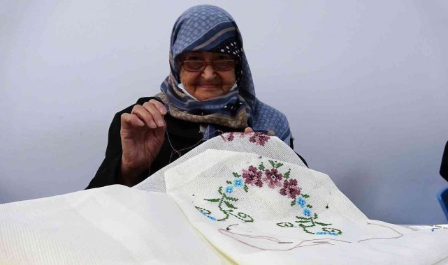 Cevriye nine gençlerin yapamadığını yapıyor, azmi ile örnek oluyor