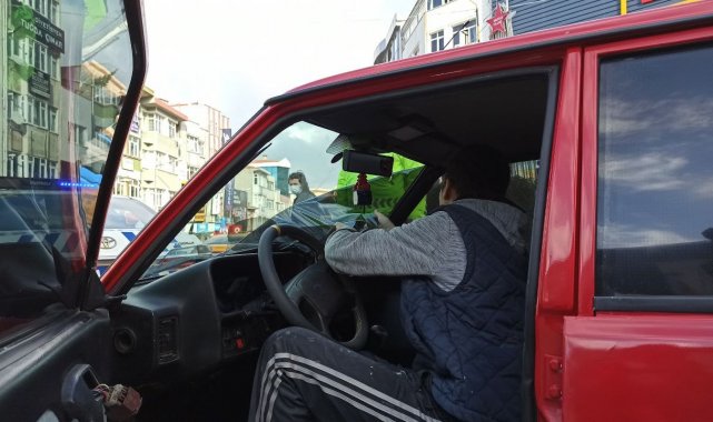 Ceza yememek için cam filmlerini elleriyle söktüler