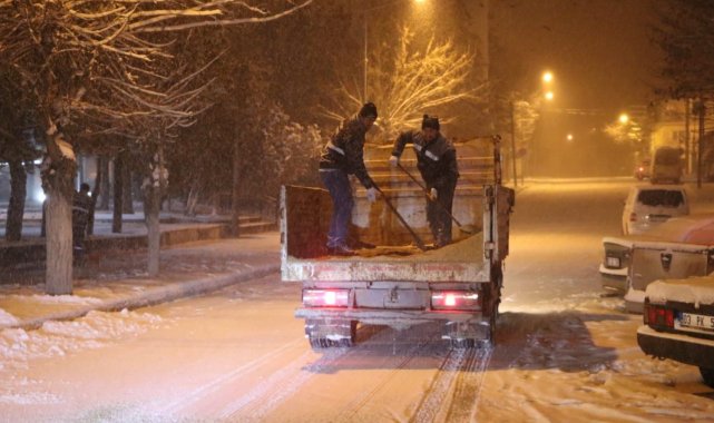 Çifteler'de belediye ekipleri gece boyu çalıştı