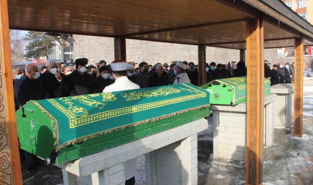 Çığ altında hayatını kaybeden amca çocukları son yolculuğuna uğurlandı