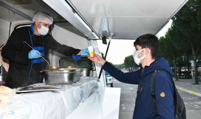 Çiğli Belediyesinden üniversitelilere sıcak çorba ikramı