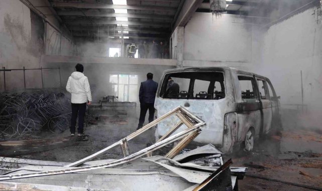 Çıkan yangında mobilya imalathanesi ile içerisindeki ticari araç küle döndü