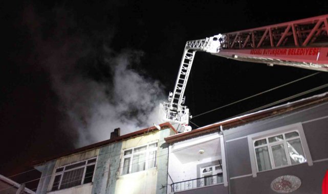 Çıkan yangını daire camlarına kar topu atarak haber verdi