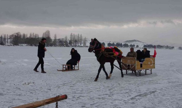 Çıldır Gölü&#039;nde atlı kızak keyfi