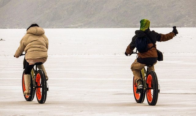 Çıldır Gölü'nde atlı kızak ve bisiklet keyfi