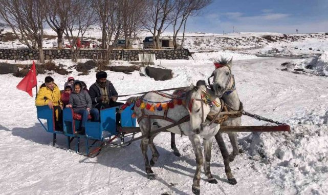 Çıldır Gölü'nde başarılı öğrencilere ücretsiz atlı kızak gezisi