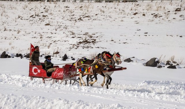 Çıldır Gölü'nde renkli görüntüler