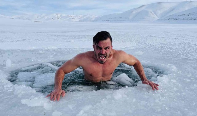 Çılgın fenomen buz tutan Van Gölü'ne daldı, hipotermi tehlikesi geçirdi