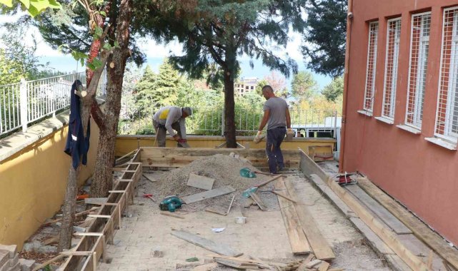 Çınarcık Belediyesi okul bahçesine bocce sahası yaptı