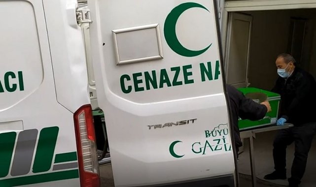 Cinnet getiren şahıs karısını 11 bıçak darbesiyle öldürdü