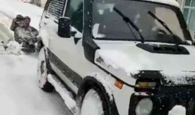 Cipe bağladıkları iple sokakta kaydılar