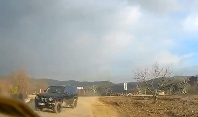 Cipin otomobil ile çarpışmasına metreler kaldı, bu anlar kameralara yansıdı