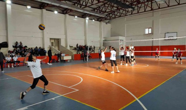 Cizre Emniyet Müdürlüğü öğrenciler için voleybol turnuvası başlattı