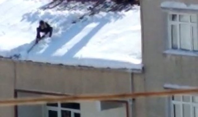 Çocuğu iple bağlayıp çatıdaki karı temizletti