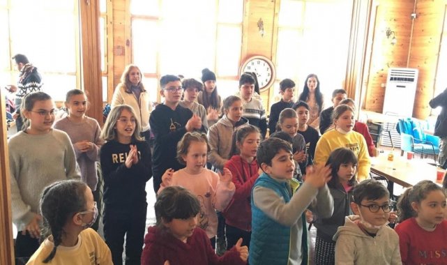 Çocuk korosunun minik üyeleri Ilgaz Dağı'nda karın tadını çıkardı