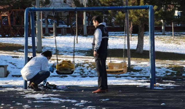 Çocuk parkına bırakılan çanta ekipleri alarma geçirdi