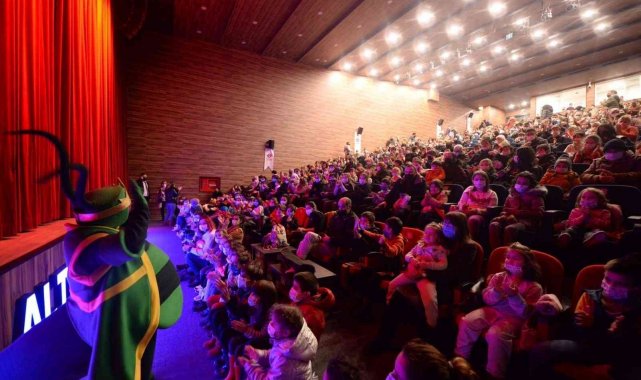 Çocuklar Altıeylül'ün tiyatro şenliğinde buluştu