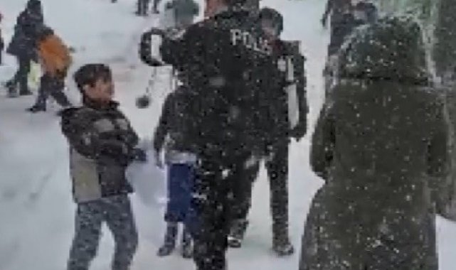 Çocuklar ile polis ekiplerinin sokakta poşetle kayak keyfi