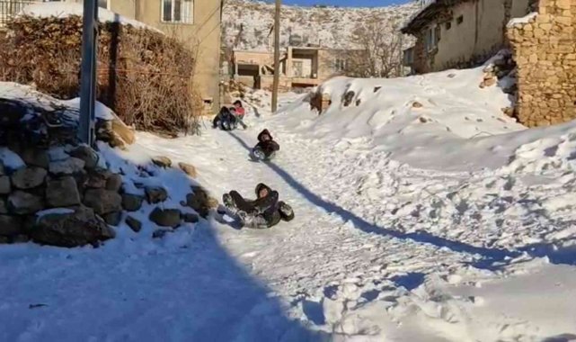 Çocuklar karın keyfini 'naylonla' kayarak çıkardı
