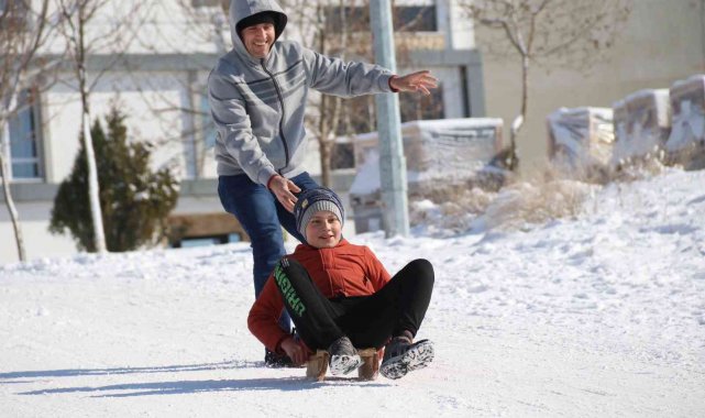 Çocuklar karlı yollarda doyasıya eğlendi