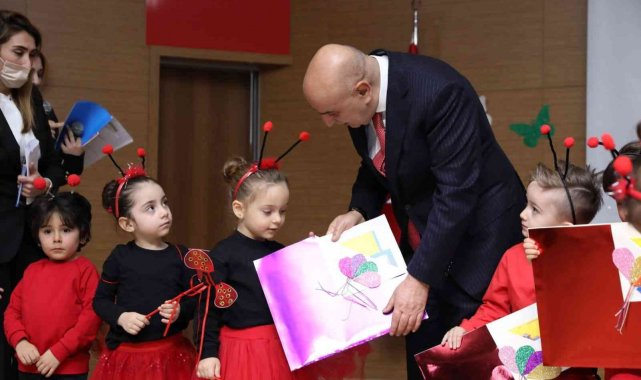 Çocuklar karnelerini Başkan Altınok'un elinden aldı