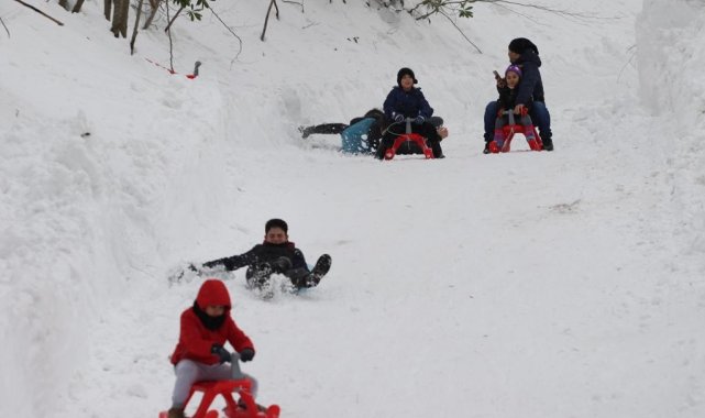 Çocuklar, kızak şenliğinde doyasıya eğlendi