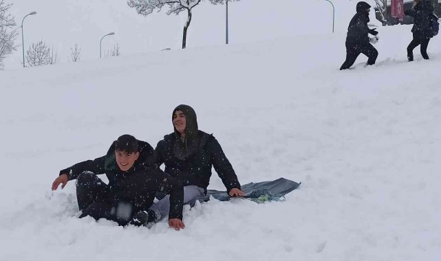 Çocuklar poşetlerle kayarak karın keyfini çıkarttı