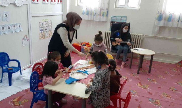 Çocuklar suni karla eğitim alırken gerçek kar yağdı