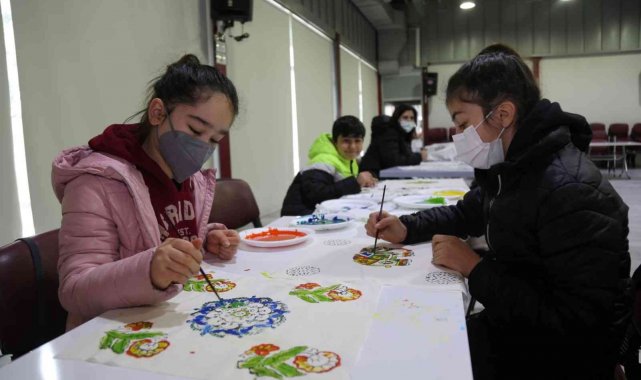 Çocuklar tahta baskı sanatını öğreniyor