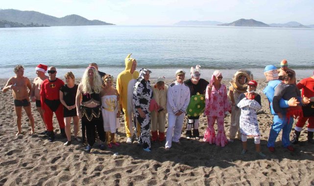 Çocuklar ve hayvanlara destek için denize girdiler