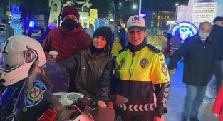 Çocuklar Yeni Yıla Trafik Ekiplerinin Motosikletlerinde Girdi