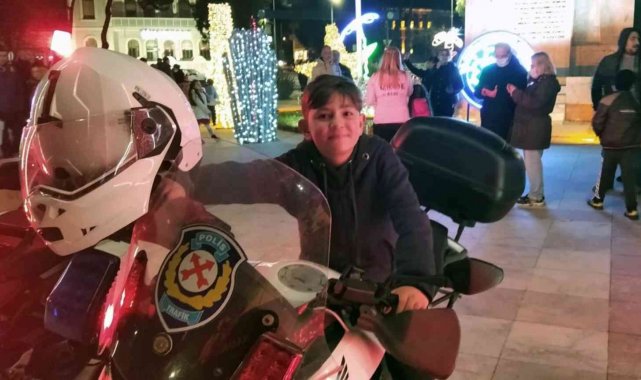 Çocuklar yeni yıla trafik ekiplerinin motosikletlerinde girdi