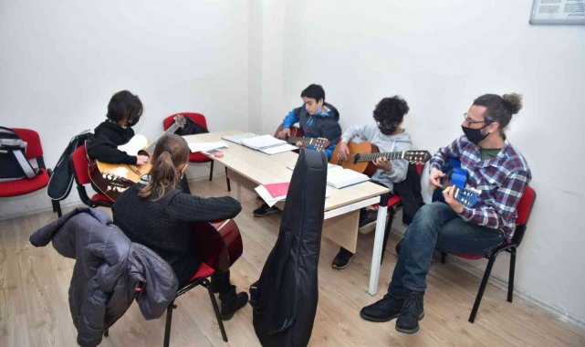 Çocuklar zararlı alışkanlıklardan müzikle uzaklaşıyorlar