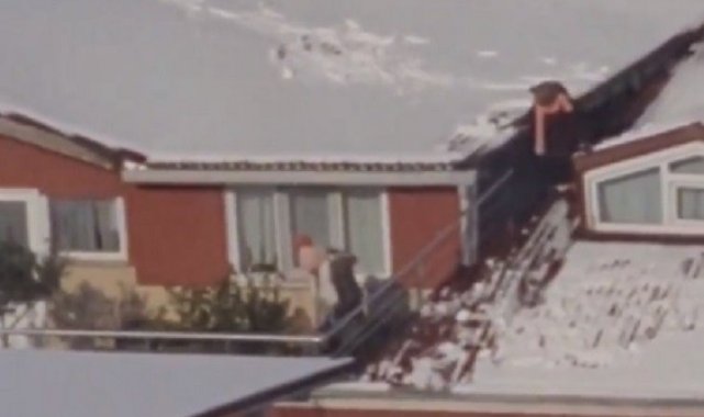 Çocukların çatıda tehlikeli kartopu oyunu