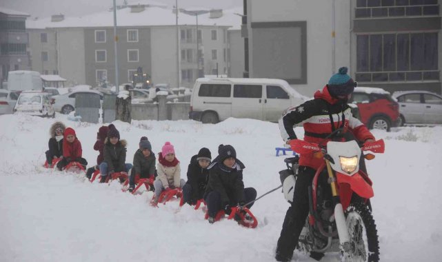 Çocukların kros motorlu kızak keyfi
