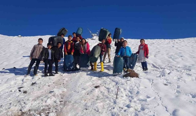 Çocukların su bidonuyla kayma keyfi